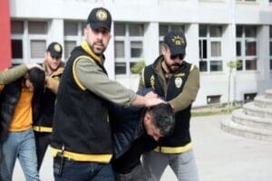 Adana'da, husumetlileri Ey&uuml;p A.'nın ev ve iş yerine uzun namlulu