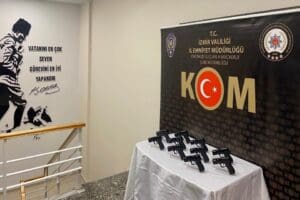 İzmir'de polis ekiplerinin bir eve yaptığı operasyonda 10 tabanca ve