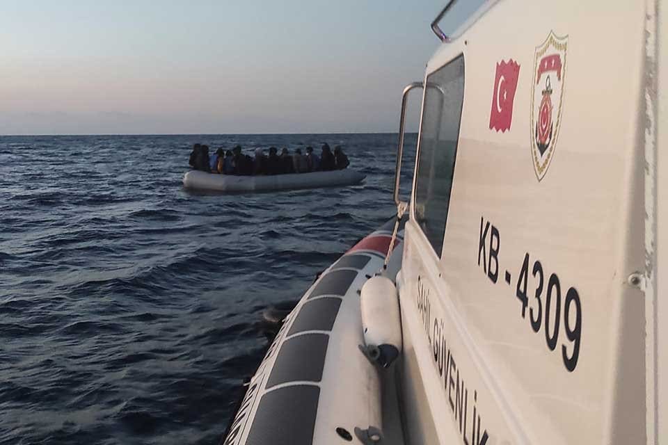 İzmir'in &Ccedil;eşme il&ccedil;esi a&ccedil;ıklarında, Yunan unsurlarınca T&uuml;rk kara sularına geri