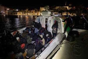 İZMİR'in &Ccedil;eşme il&ccedil;esi a&ccedil;ıklarında, yasa dışı yollarala yurt dışına &ccedil;ıkmak