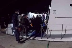 İZMİR'in &Ccedil;eşme il&ccedil;esi a&ccedil;ıklarında, yasa dışı yollarla yurt dışına &ccedil;ıkmak