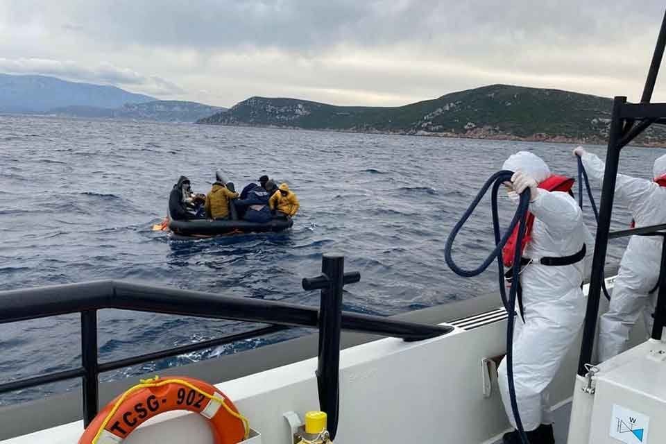 İZMİR'in &Ccedil;eşme il&ccedil;esi a&ccedil;ıklarında, Yunanistan unsurları tarafından T&uuml;rk kara sularına