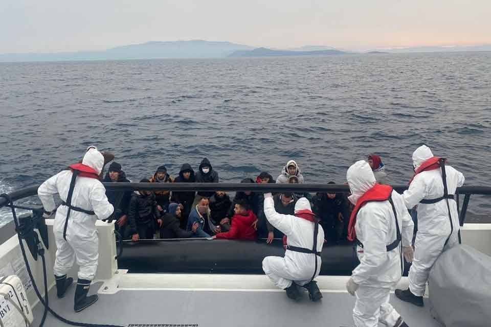 İZMİR'in &Ccedil;eşme il&ccedil;esi a&ccedil;ıklarında, Yunan unsurlarınca T&uuml;rk karasularına itilen 29