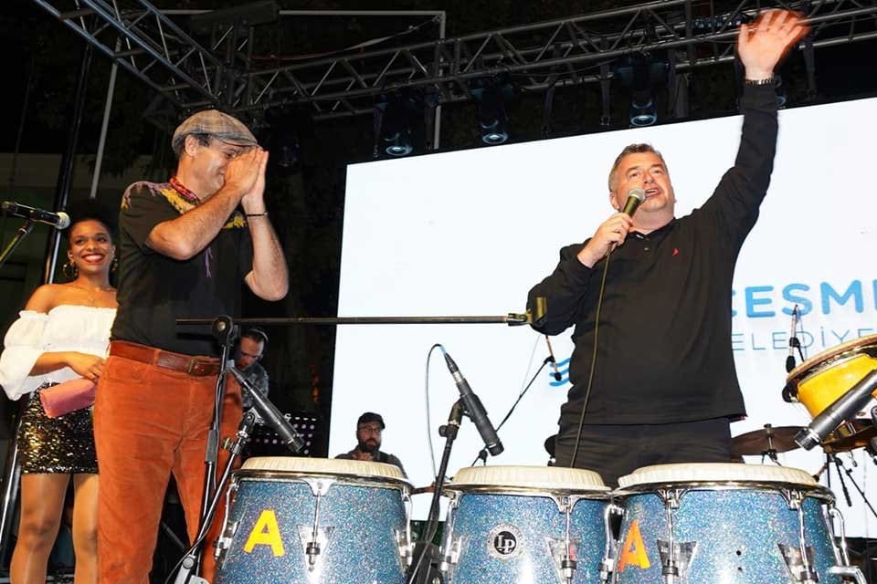 &Uuml;lke sınırlarını aşan m&uuml;zik ve şovlarıyla Ayhan Sicimoğlu ve Latin