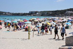 İzmir’in Çeşme ilçesinde Kurban Bayramı’nın 2’nci gününde de tatilciler, soluğu