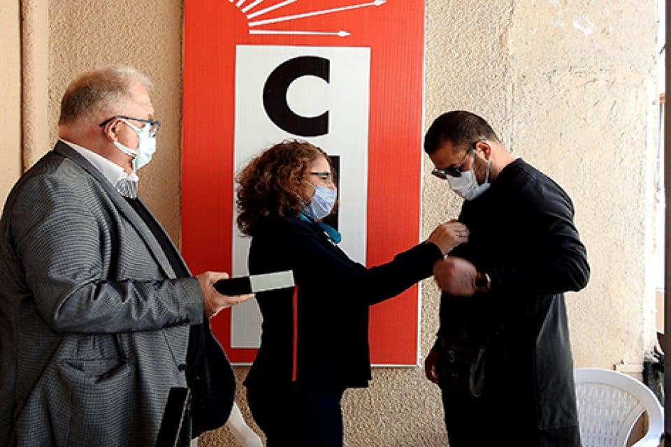 CHP &Ccedil;eşme İl&ccedil;e &Ouml;rg&uuml;t&uuml;'ne &ccedil;ok sayıda &Ccedil;eşmeli Roman &uuml;ye olmak