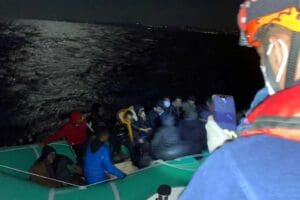 İZMİR'in &Ccedil;eşme il&ccedil;esinde, yasa dışı yollarla Yunan adalarına ge&ccedil;meye &ccedil;alıştıkları