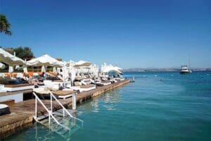 ​Fiyatlarda Bodrum&rsquo;la yarışan &Ccedil;eşme&rsquo;deki bazı beach&rsquo;ler giriş &uuml;creti i&ccedil;in 500