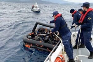 İZMİR'in &Ccedil;eşme il&ccedil;esi a&ccedil;ıklarında Yunanistan unsurlarınca geri itilen 14 ka&ccedil;ak