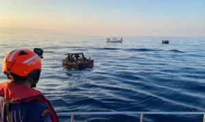 &Ccedil;eşme il&ccedil;esi a&ccedil;ıklarında bir teknenin batması sonucu 5 d&uuml;zensiz g&ouml;&ccedil;men