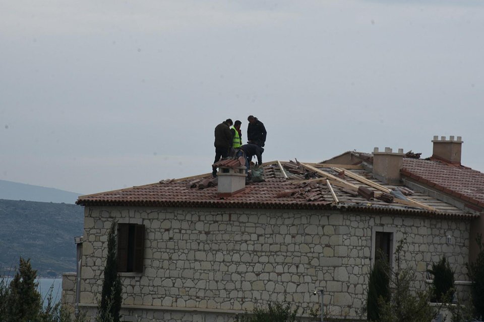İzmir'in Çeşme ilçesinde 16 kişinin yaralandığı hortumun yol açtığı hasarın