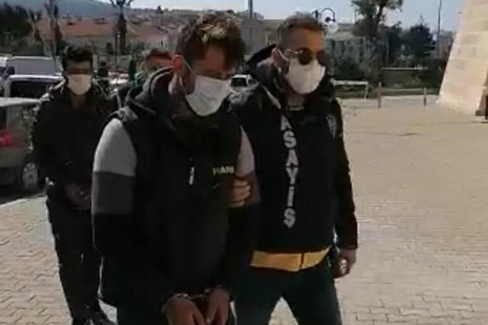 İzmir'in &Ccedil;eşme il&ccedil;esinde, pandemi ndeniyle kapalı olan otele giren 2