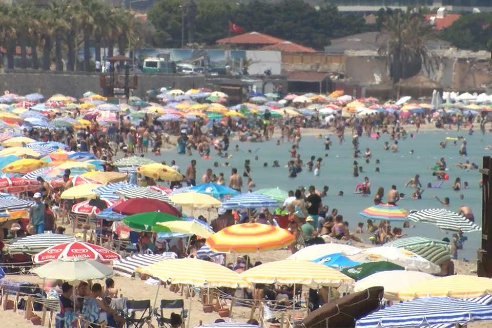 İzmir'in gözde turizm ilçesi Çeşme'de bayram tatili yoğunluğu yaşanıyor. Yurdun