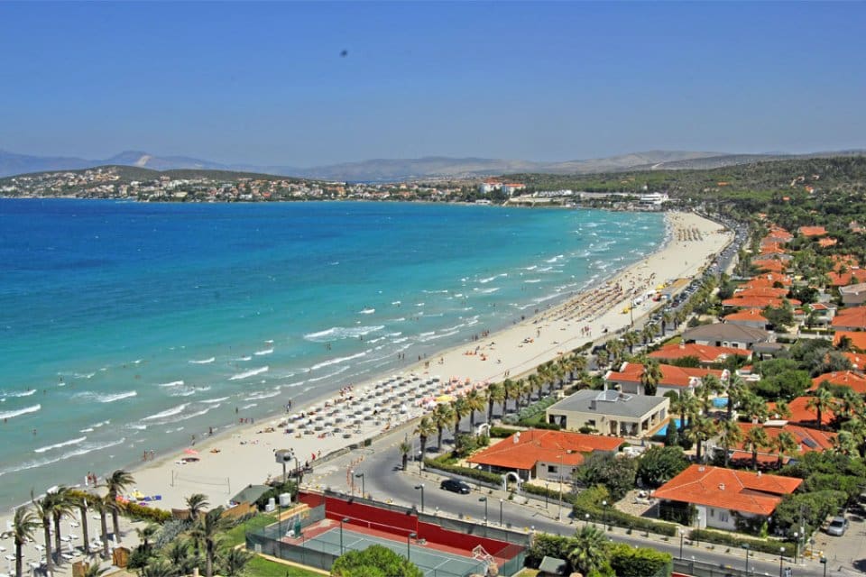 İzmir'in turizmiyle &uuml;nl&uuml; il&ccedil;esi &Ccedil;eşme'de bayram tatili &ouml;ncesi hazırlıklar tamamlandı.