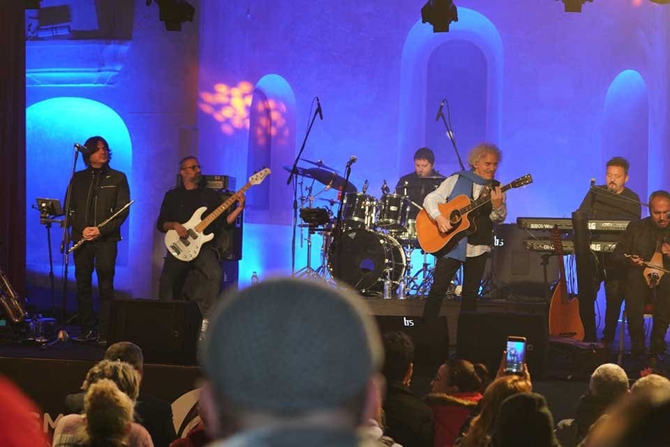 &Ccedil;eşme Belediyesi tarafından d&uuml;zenlenen yılbaşı konserleri kapsamında sahne alan Yeni