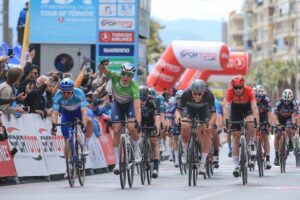 57’nci Cumhurbaşkanlığı Türkiye Bisiklet Turu’nun Çeşme-İzmir etabını Jasper Philipsen kazandı. 121.8