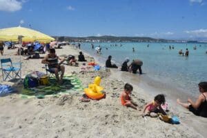 İzmir'in g&ouml;zde tatil merkezi &Ccedil;eşme'deki plajlar, Kurban Bayramı'nın ilk g&uuml;n&uuml;