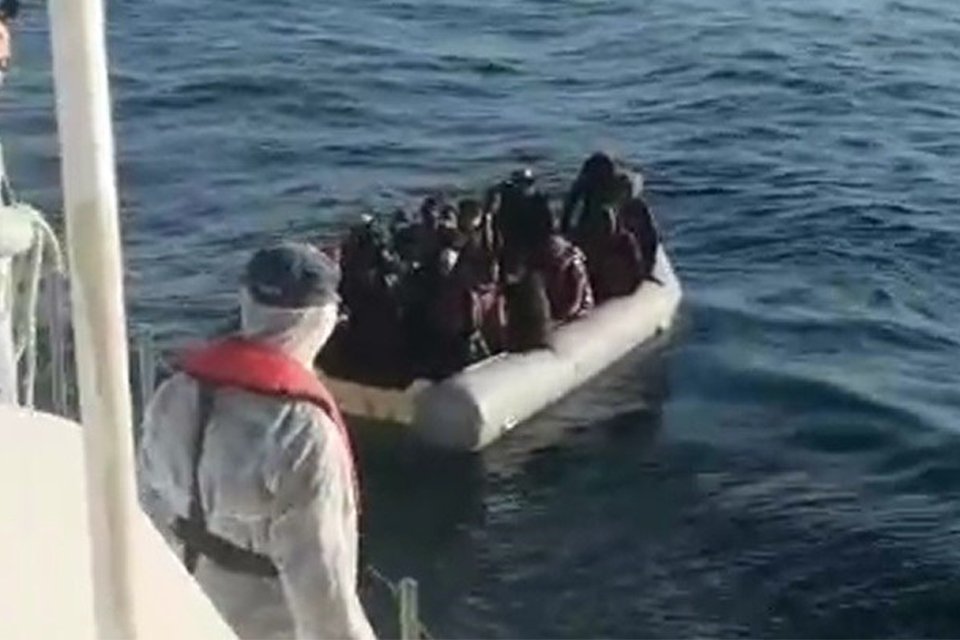 İzmir'in &Ccedil;eşme ve Dikili il&ccedil;elerinde, yasa dışı yollarla yurt dışına