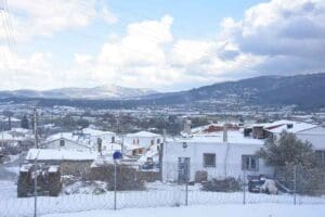 İZMİR'in &Ccedil;eşme il&ccedil;esinde y&uuml;ksek kesimlerde kar yağışı etkili oldu. Yağış