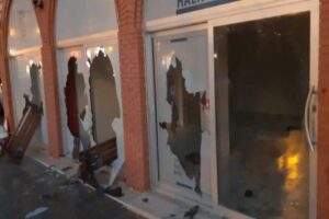 Çeşme Belediyesi zabıta ofisine taşlı saldırı yapıldı. Saldırıda ofisin bütün