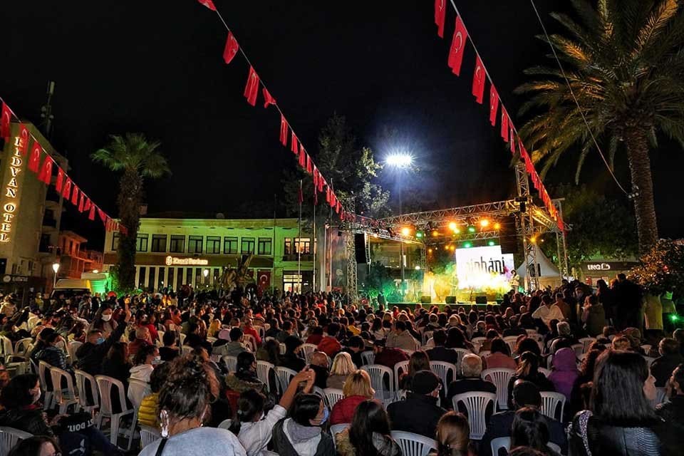 B&uuml;y&uuml;k Zafer&rsquo;in 98. yılı &Ccedil;eşme&rsquo;de b&uuml;y&uuml;k bir coşkuyla kutlandı. Kenti