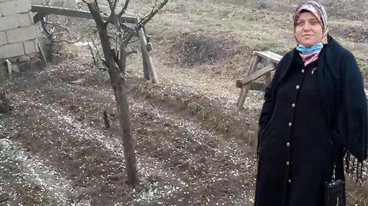Iğdır'da etkili olan yağış sırasında ceviz ağacının altında otururken &uuml;zerine
