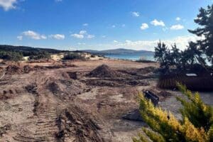 İZMİR&rsquo;in &Ccedil;eşme il&ccedil;esi Altınkum Beşevler mevkisinde 'beach club' inşaatı nedeniyle