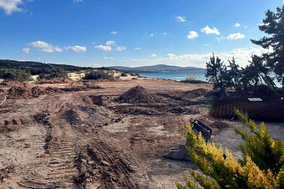İZMİR&rsquo;in &Ccedil;eşme il&ccedil;esi Altınkum Beşevler mevkisinde 'beach club' inşaatı nedeniyle