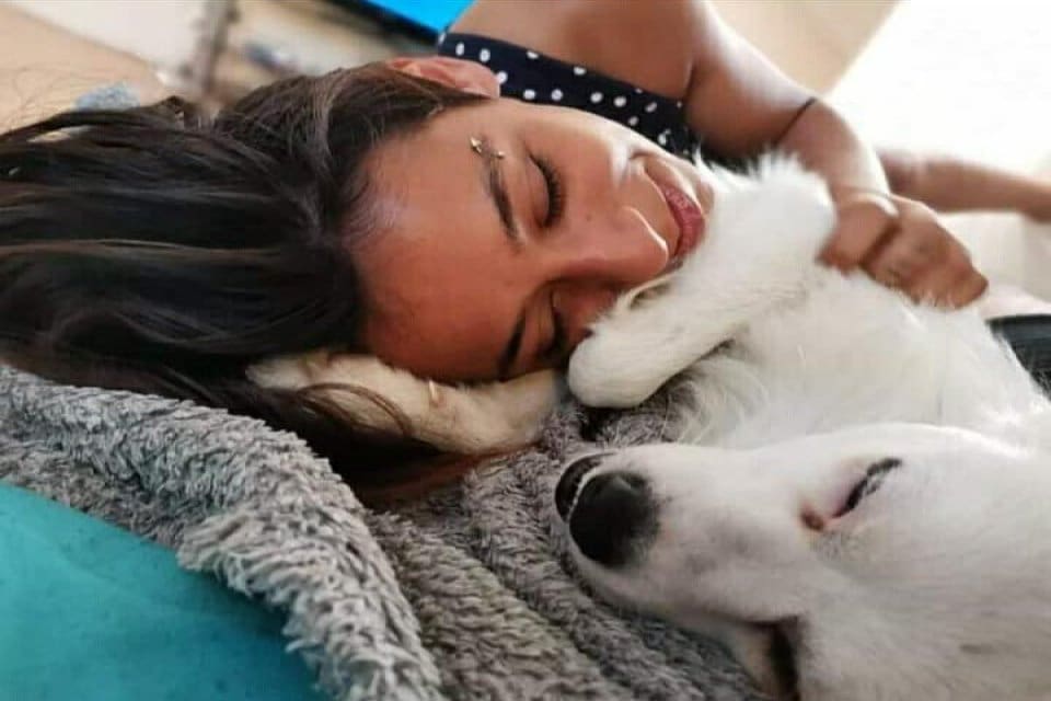 İzmir'in Bornova il&ccedil;esindeki evinde cam kesikleri i&ccedil;inde cansız bedeni bulunan
