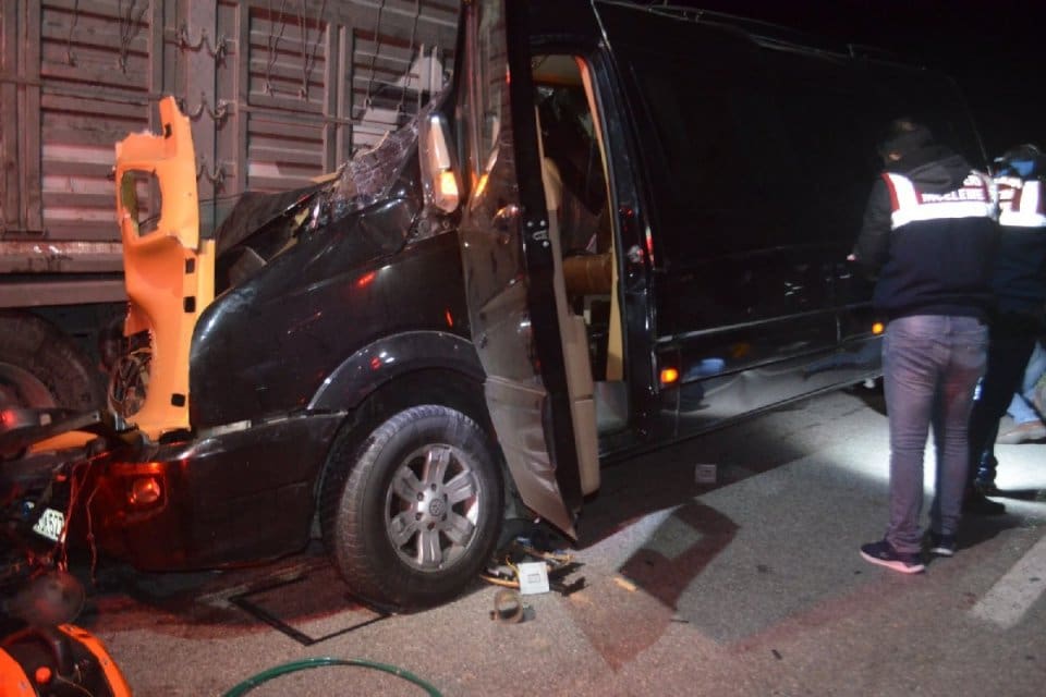 Amasya'da tiyatro oyuncularını taşıyan minib&uuml;s&uuml;n kamyona &ccedil;arpması sonucu 3 kişi