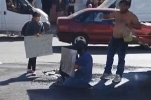 İZMİR'in Narlıdere il&ccedil;esinde, zabıtanın kendisine ceza yazmasına sinirlenen seyyar satıcı