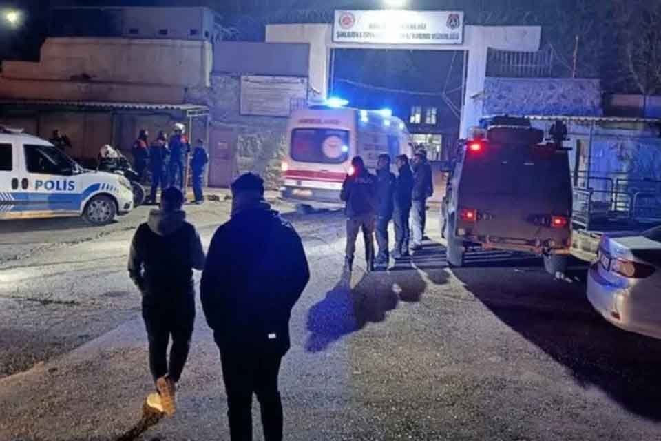 Şanlıurfa merkez Eyy&uuml;biye il&ccedil;esindeki kapalı cezaevinde mahkumlar isyan &ccedil;ıkarttı. Bir