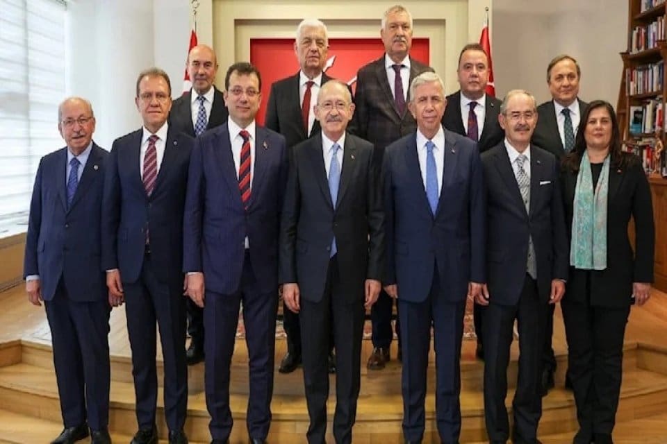 CHP'li 10 b&uuml;y&uuml;kşehir belediye başkanının İYİ Parti Genel Başkanı Meral