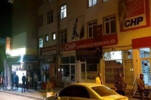 &Ccedil;ankırı'nın &Ccedil;erkeş il&ccedil;esinde CHP İl&ccedil;e Başkanlığı binasına molotoflu saldırı d&uuml;zenlendi.