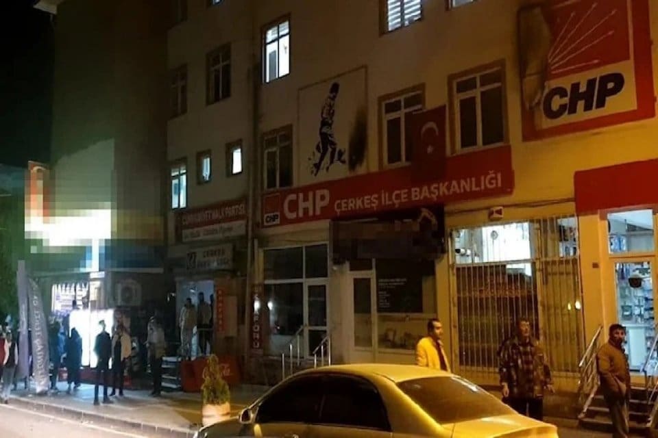 &Ccedil;ankırı'nın &Ccedil;erkeş il&ccedil;esinde CHP İl&ccedil;e Başkanlığı binasına molotoflu saldırı d&uuml;zenlendi.