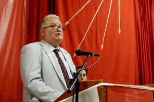 CHP &Ccedil;eşme İl&ccedil;e Başkanı Sait Kavasoğullar, AKP &Ccedil;eşme İl&ccedil;e Başkanı