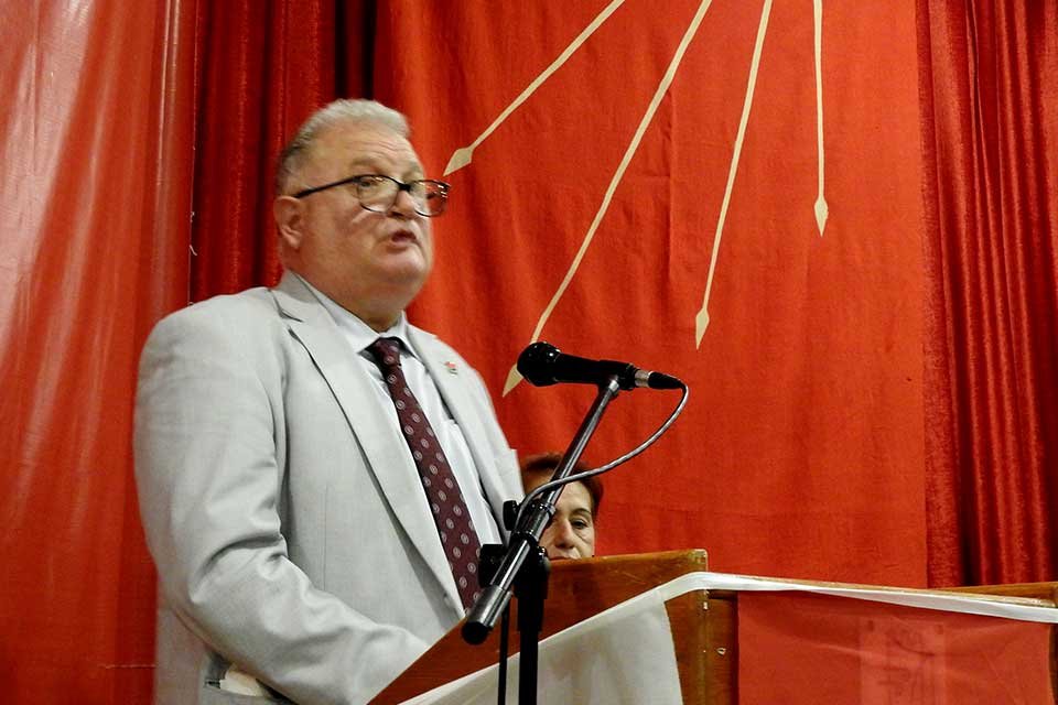 CHP &Ccedil;eşme İl&ccedil;e Başkanı Sait Kavasoğullar, AKP &Ccedil;eşme İl&ccedil;e Başkanı