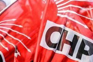 Tire'de kurulmak istenen mermer ocağına y&ouml;nelik tepkisini yarı &ccedil;ıplak kadın