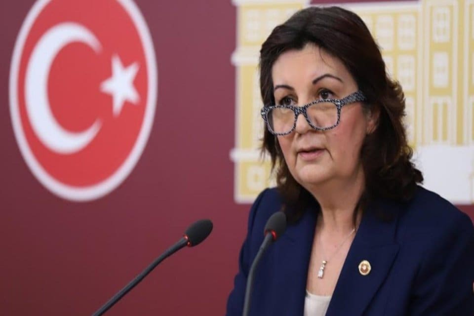 CHP'li Karabıyık, Nesin Vakfı&rsquo;nın bloke edilen hesaplarını Meclis g&uuml;ndemine taşıdı.