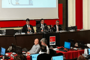 CHP Genel Başkan Yardımcıları&nbsp;Oğuz Kaan Salıcı,&nbsp;Muharrem Erkek&nbsp;ve&nbsp;Onursal Adıg&uuml;zel, se&ccedil;im gecesine