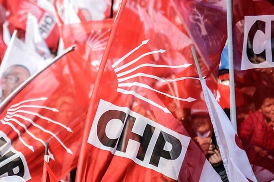 Cumhuriyet Halk Partisi (CHP)&nbsp; İzmir İl Başkanı Deniz Y&uuml;cel, beraberinde
