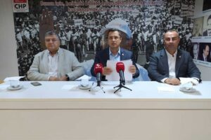 Cumhuriyet Halk Partisi (CHP) İzmir İl Başkanı Deniz Y&uuml;cel, beraberinde