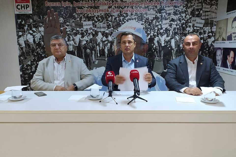 Cumhuriyet Halk Partisi (CHP) İzmir İl Başkanı Deniz Y&uuml;cel, beraberinde