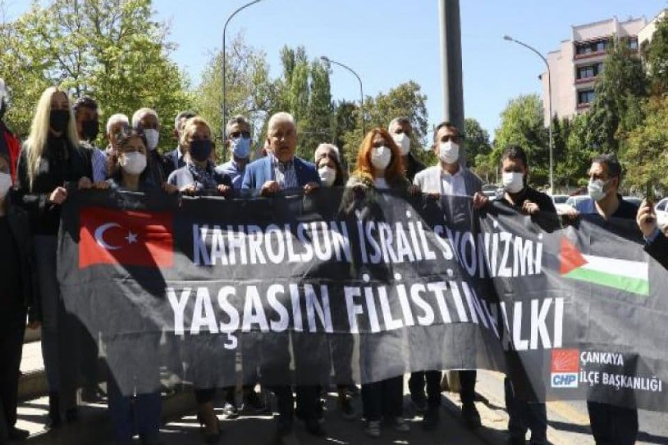 CHP'liler, İsrail'in Ankara B&uuml;y&uuml;kel&ccedil;iliği &ouml;n&uuml;ne siyah &ccedil;elenk bırakarak, Filistinlilere y&ouml;nelik