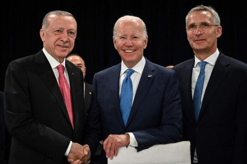 T&uuml;rkiye'nin İsve&ccedil; ve Finlandiya'nın NATO &uuml;yeliğine ilişkin vetosunu kaldırmasıyla ilgili