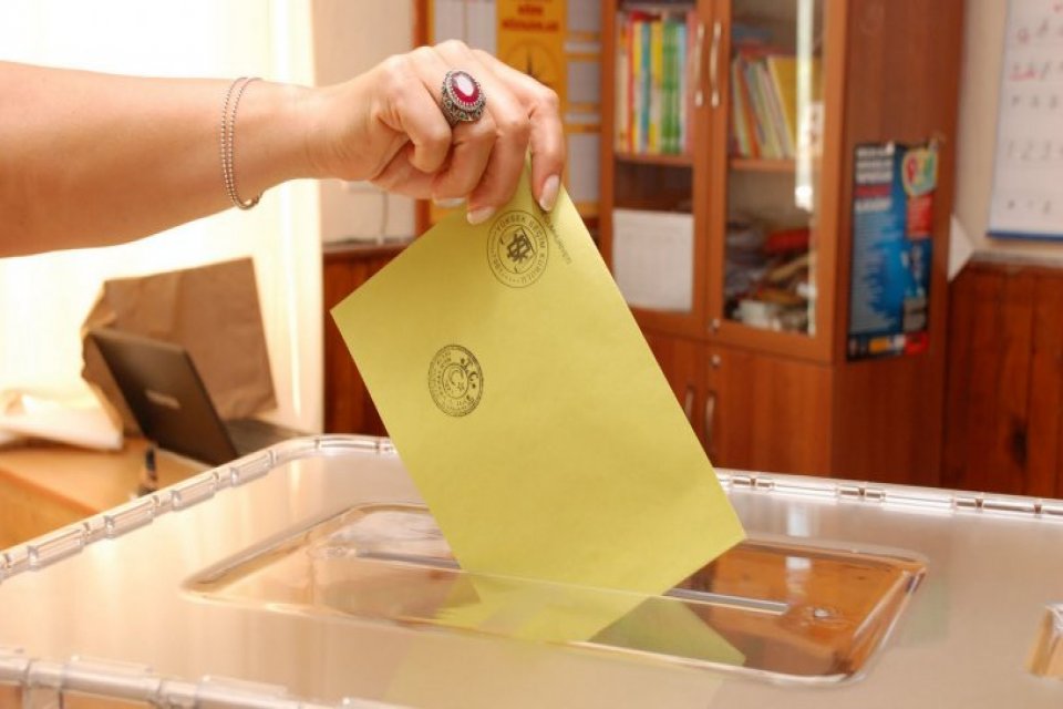 Meclis Anayasa Komisyonu seçim kanunu için toplanıyor. Cumhurbaşkanı, seçim kurulları