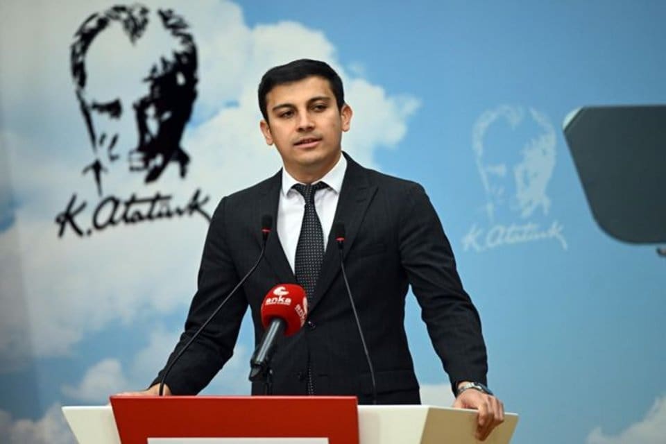 CHP Gen&ccedil;lik Kolları Genel Başkanı Gen&ccedil;osman Killik, &uuml;niversite &ouml;ğrencilerinin ikamet