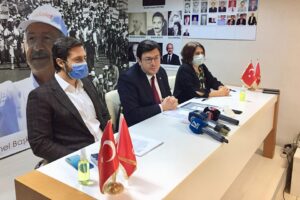 Menemen'de seçim öncesi basın toplantısı düzenleyen CHP Genel Başkan Yardımcısı