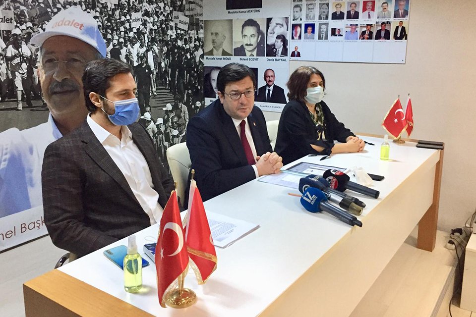 Menemen'de seçim öncesi basın toplantısı düzenleyen CHP Genel Başkan Yardımcısı