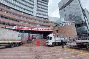 CHP t&uuml;m &uuml;yelerini saat 19:00&rsquo;da partinin genel merkezinin &ouml;n&uuml;ne &ccedil;ağırdı.